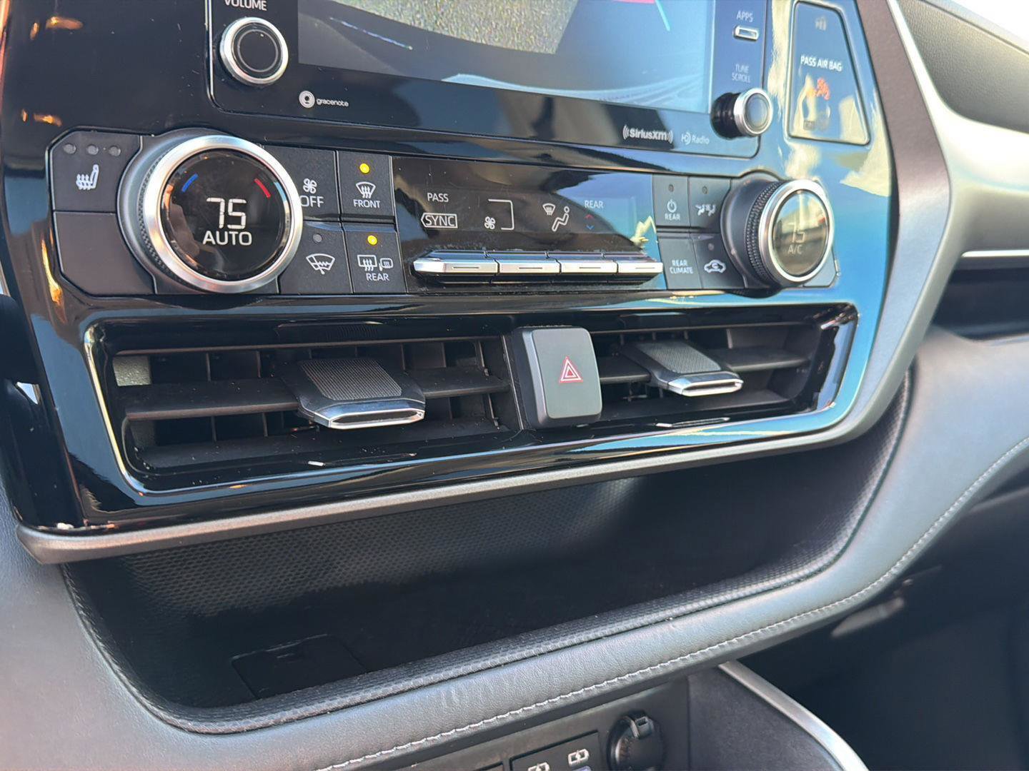 Used 2022 Toyota Highlander XLE FWD image 26