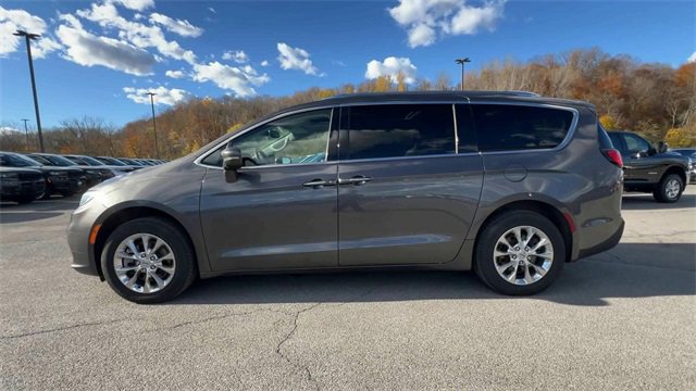 Used 2021 Chrysler Pacifica Touring-L w/ Uconnect Theater Family Group image 5