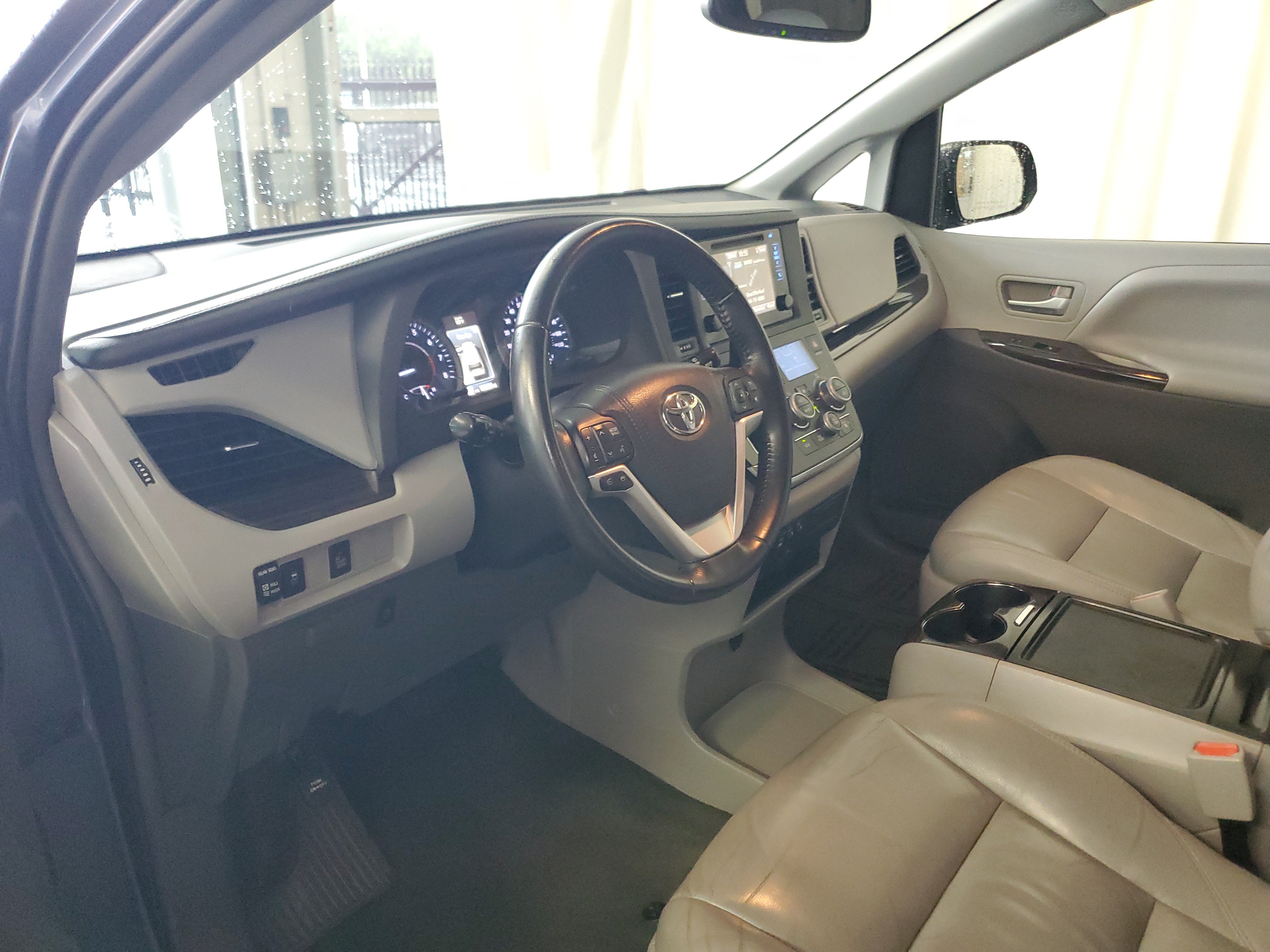 Used 2015 Toyota Sienna XLE FWD image 19