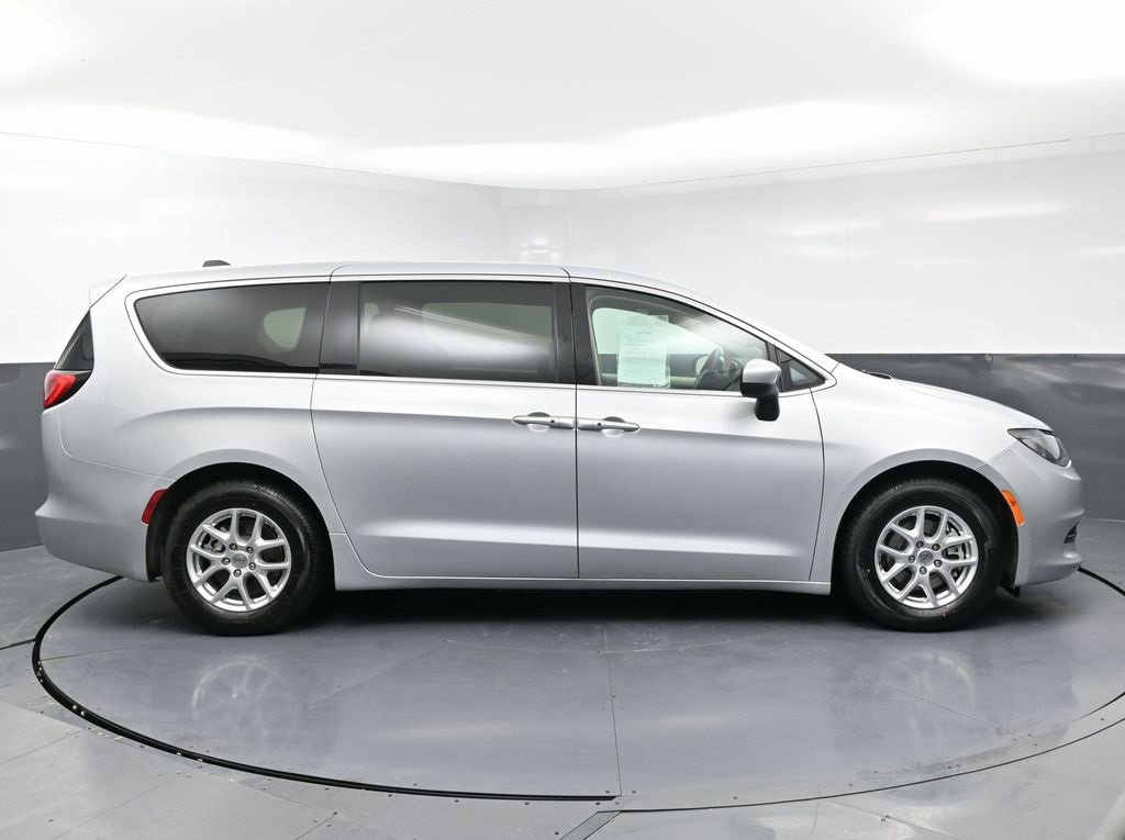 Used 2023 Chrysler Voyager LX image 8
