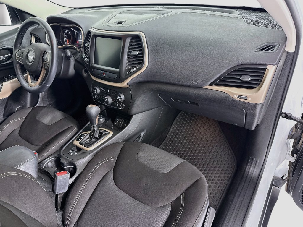Used 2017 Jeep Cherokee Latitude w/ Cold Weather Group AWD/4WD image 17