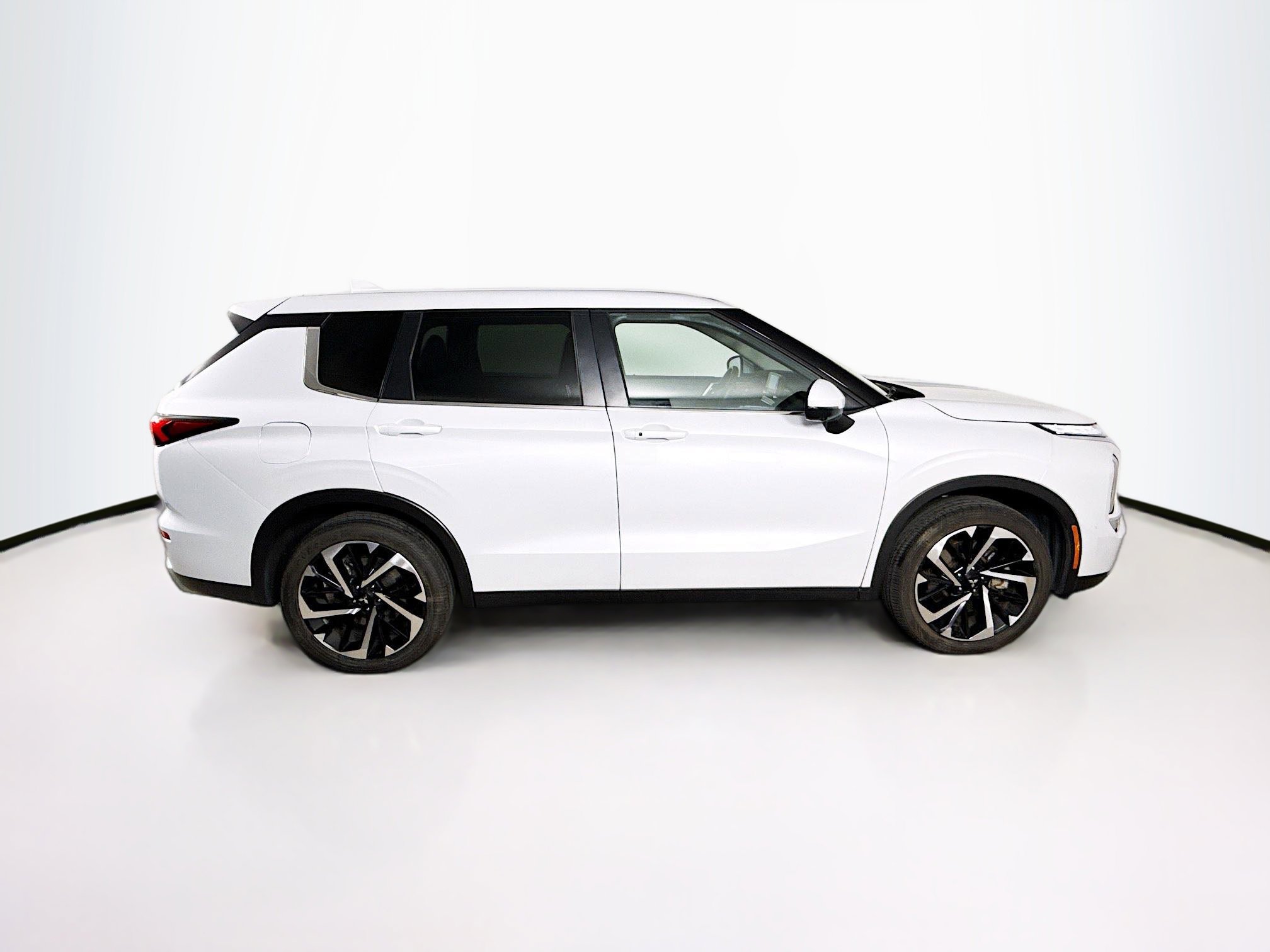 Used 2024 Mitsubishi Outlander SE Black Edition FWD image 2