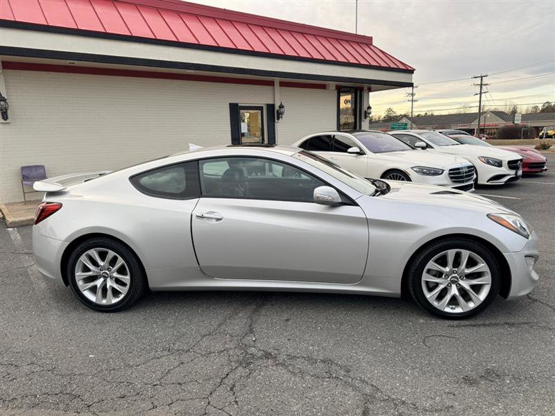 Used 2013 Hyundai Genesis 3.8 image 4