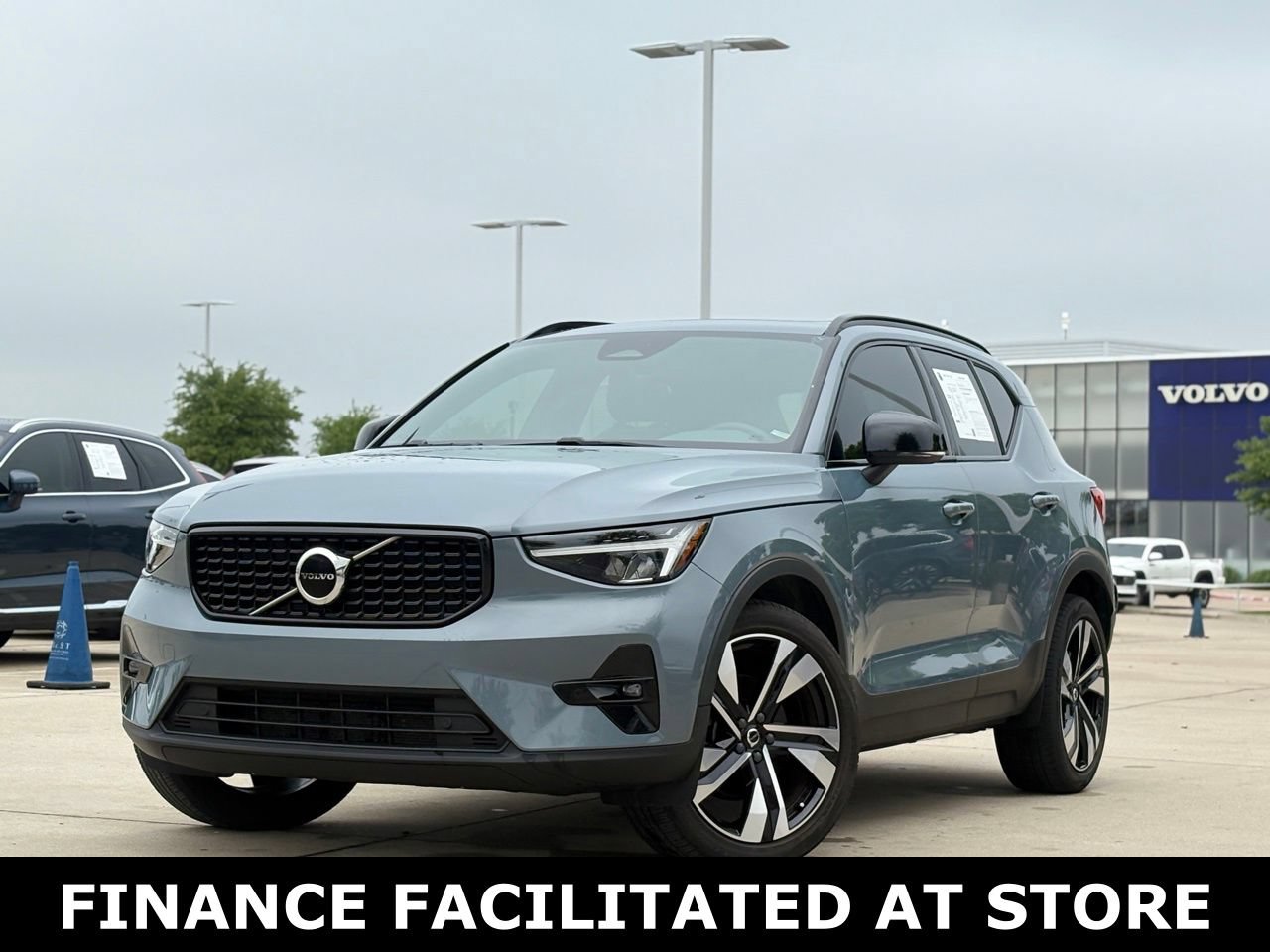 Certified 2023 Volvo XC40 B5 Plus w/ Climate Package AWD/4WD image 2