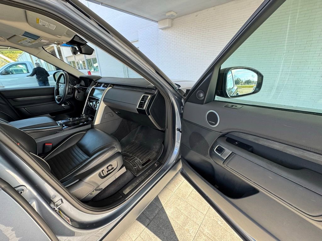 Used 2020 Land Rover Discovery HSE image 17