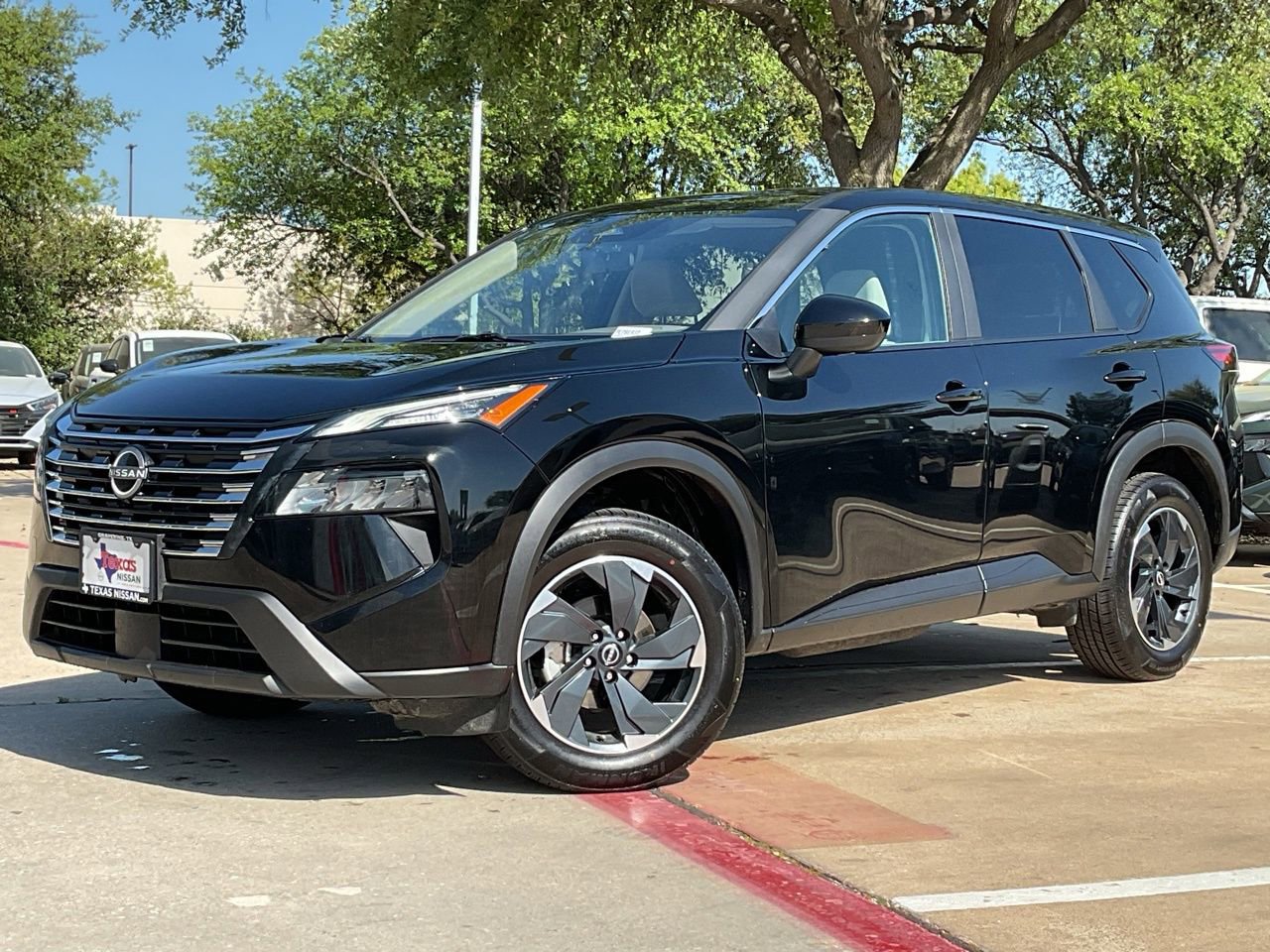 Used 2025 Nissan Rogue SV image 2