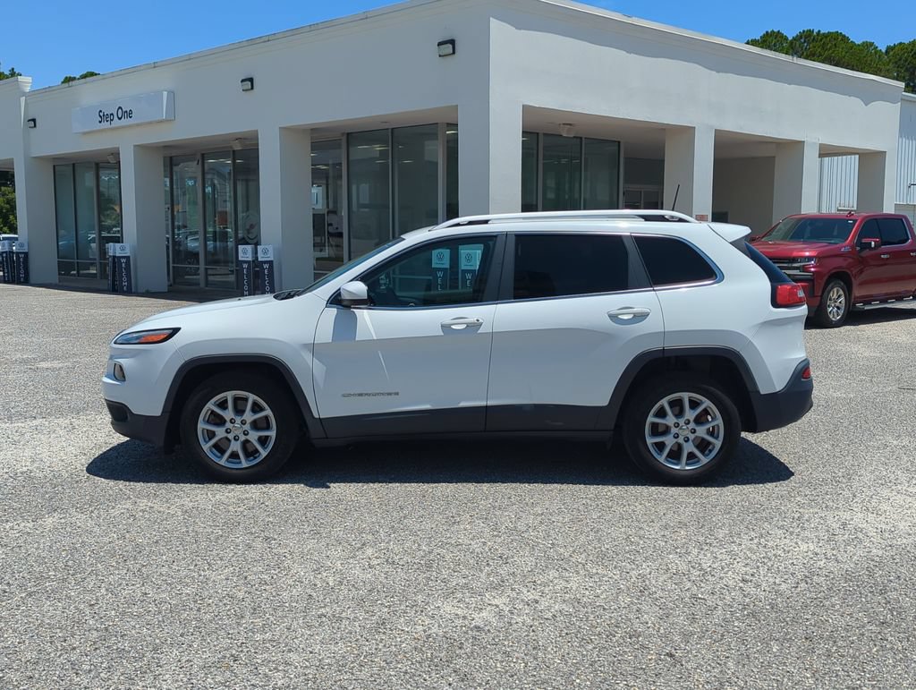 Used 2017 Jeep Cherokee Latitude FWD image 4
