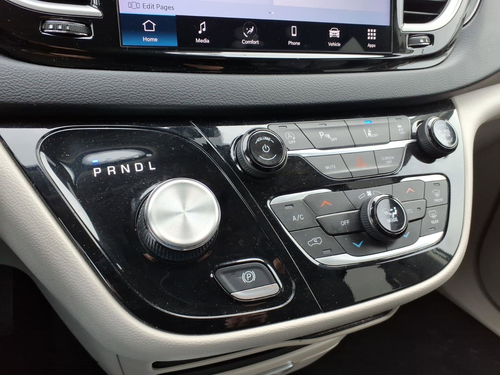 Used 2023 Chrysler Pacifica Touring-L image 19
