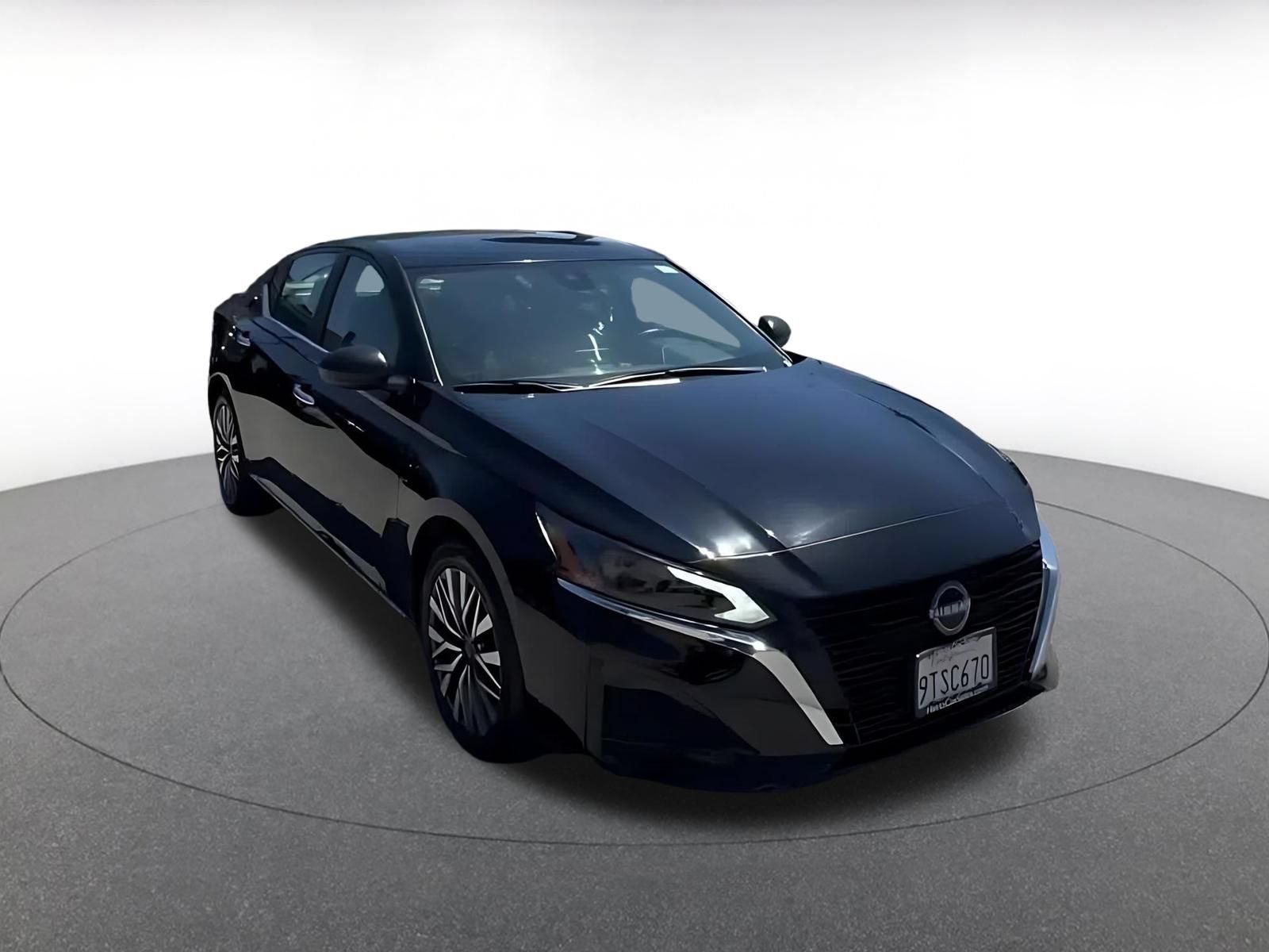 Used 2025 Nissan Altima 2.5 SV FWD image 3