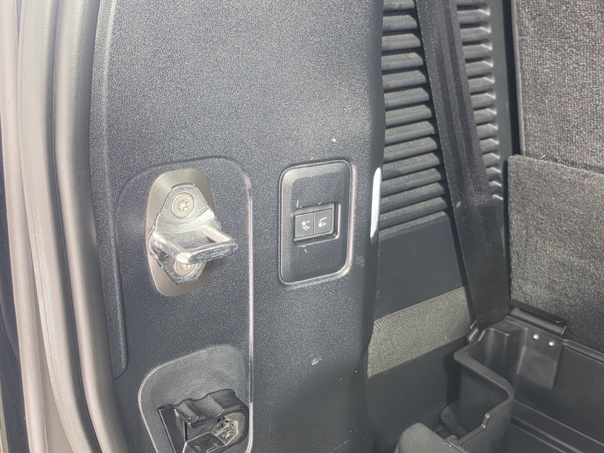 Used 2025 Land Rover Defender 130 X-Dynamic SE AWD/4WD image 45