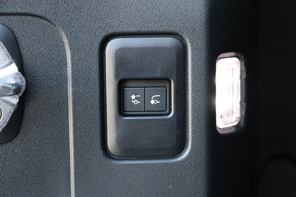 New 2026 Land Rover Defender 110 X-Dynamic SE AWD/4WD image 9