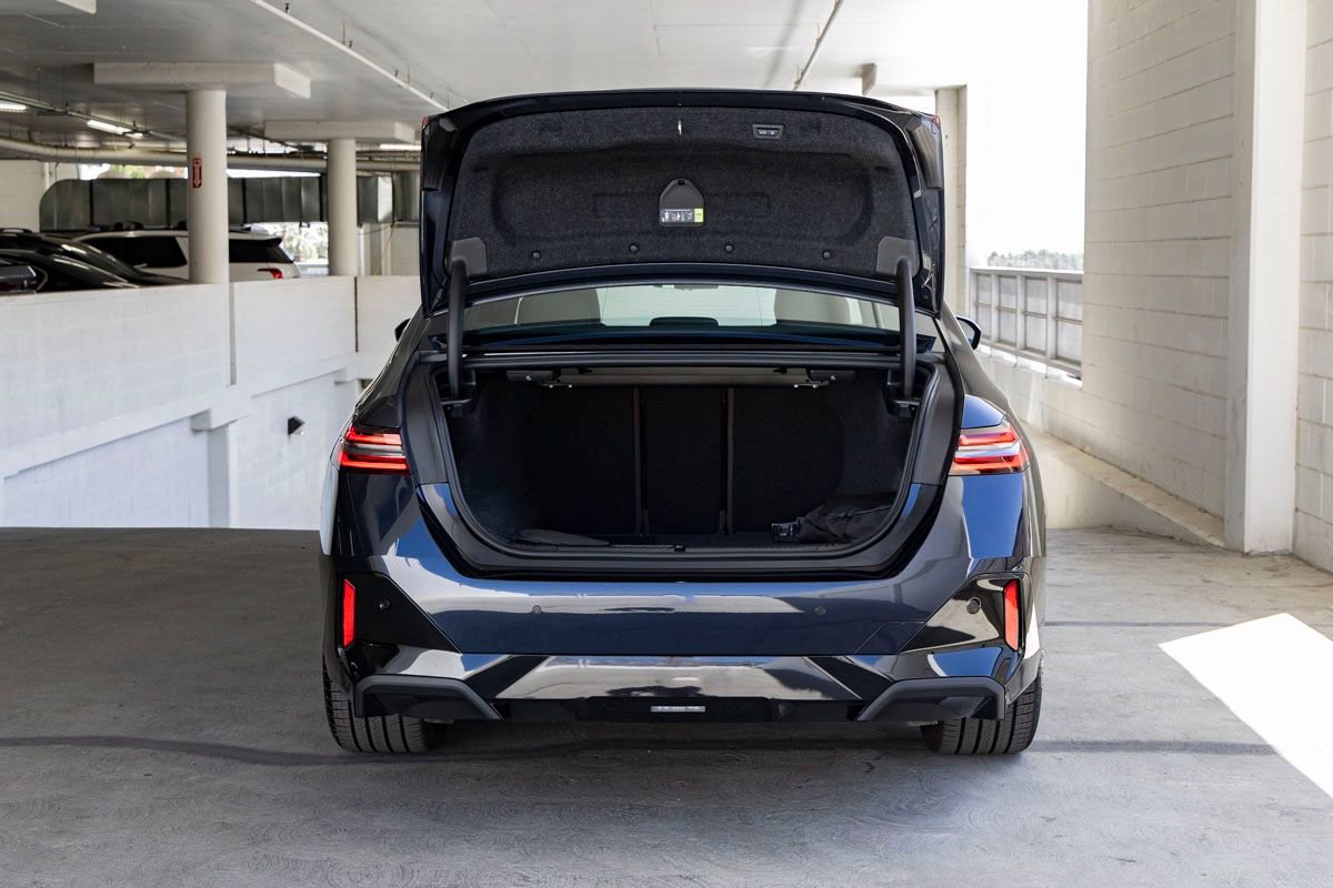 New 2026 BMW 550e xDrive w/ Premium Package AWD/4WD image 25