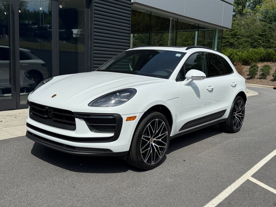 Certified 2026 Porsche Macan AWD/4WD image 1