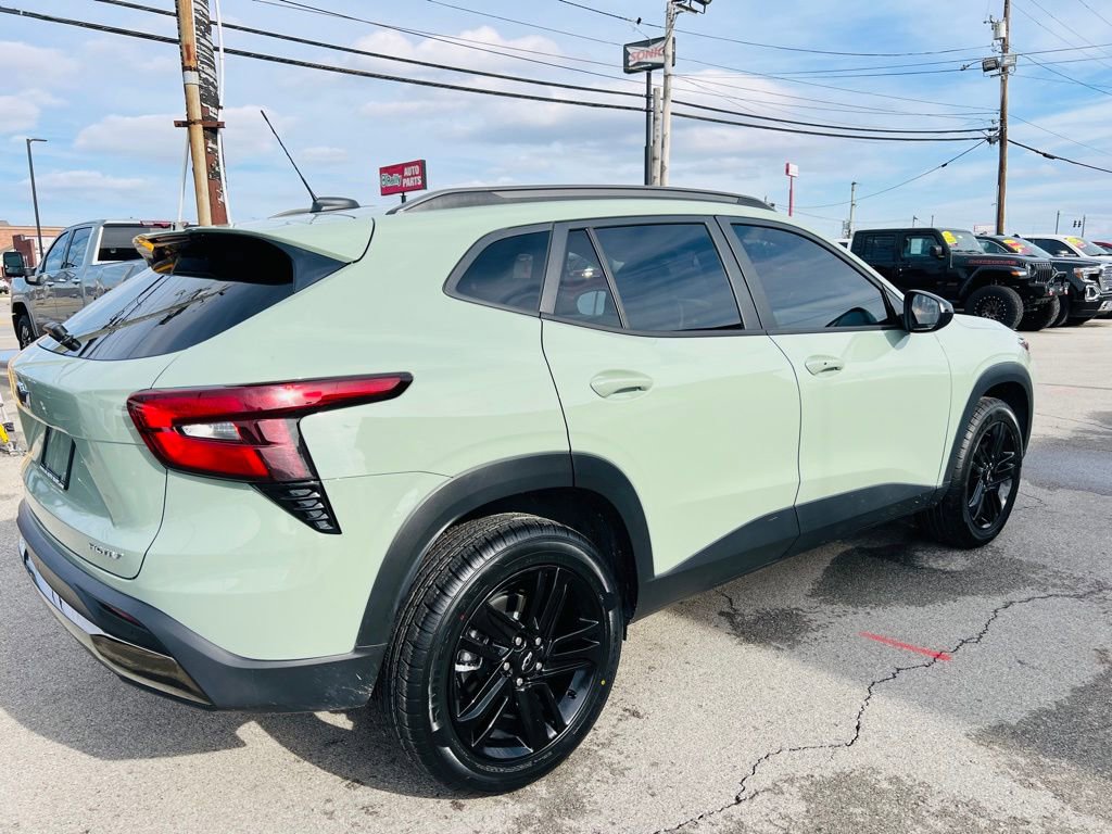 Used 2024 Chevrolet Trax ACTIV w/ Sunroof Package image 3