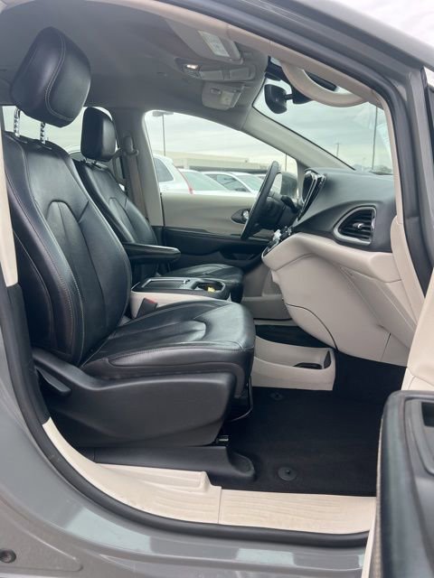 Used 2022 Chrysler Pacifica Touring-L image 35