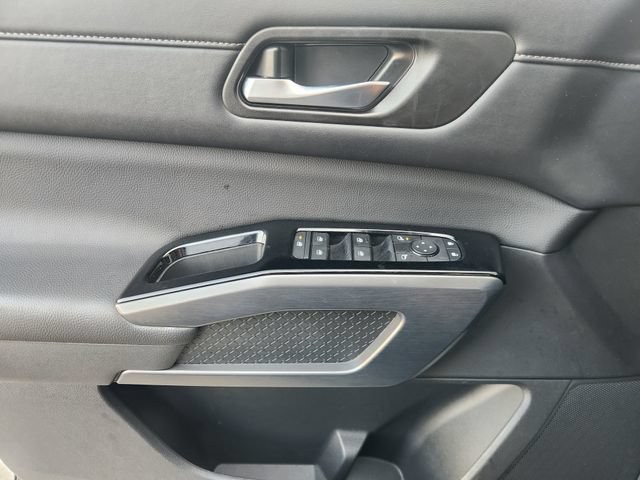 Used 2025 Nissan Pathfinder SL FWD image 25