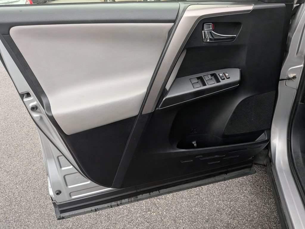 Used 2018 Toyota RAV4 XLE FWD image 26