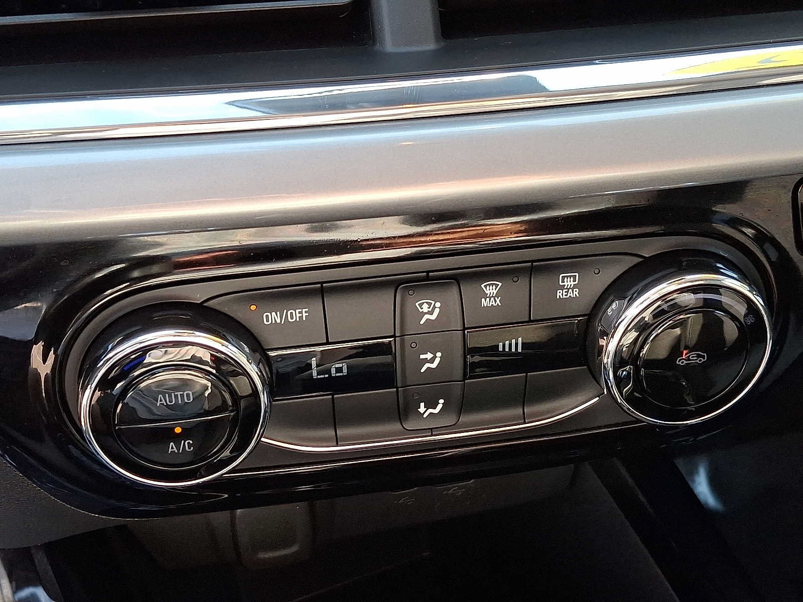 Used 2025 Chevrolet Trax LT FWD image 16