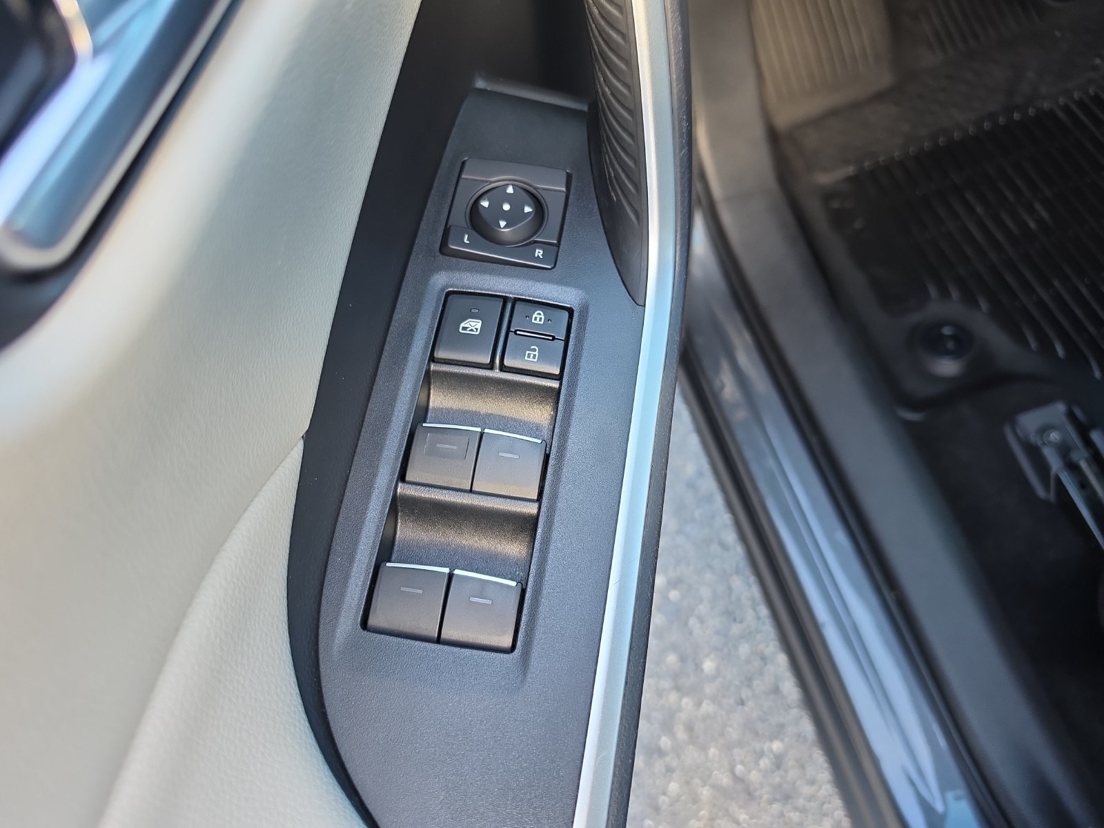 Used 2022 Toyota RAV4 XLE Premium AWD/4WD image 14