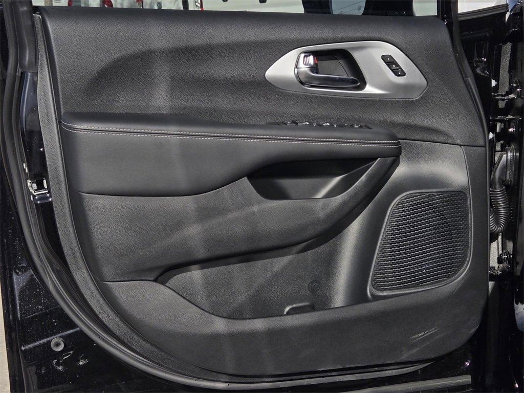 New 2026 Chrysler Pacifica Limited w/ S Appearance Package image 17