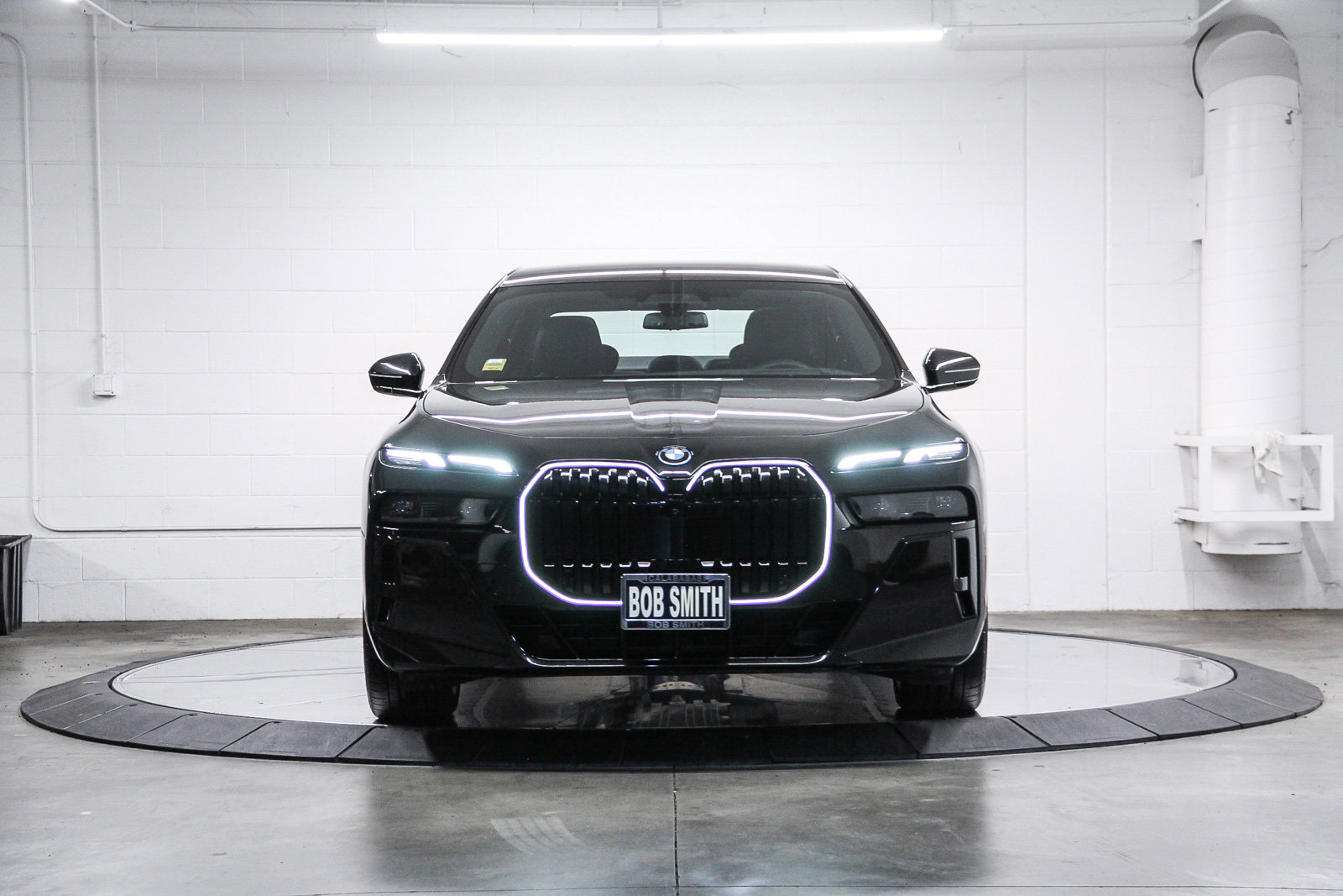 Used 2026 BMW 750e xDrive AWD/4WD image 2