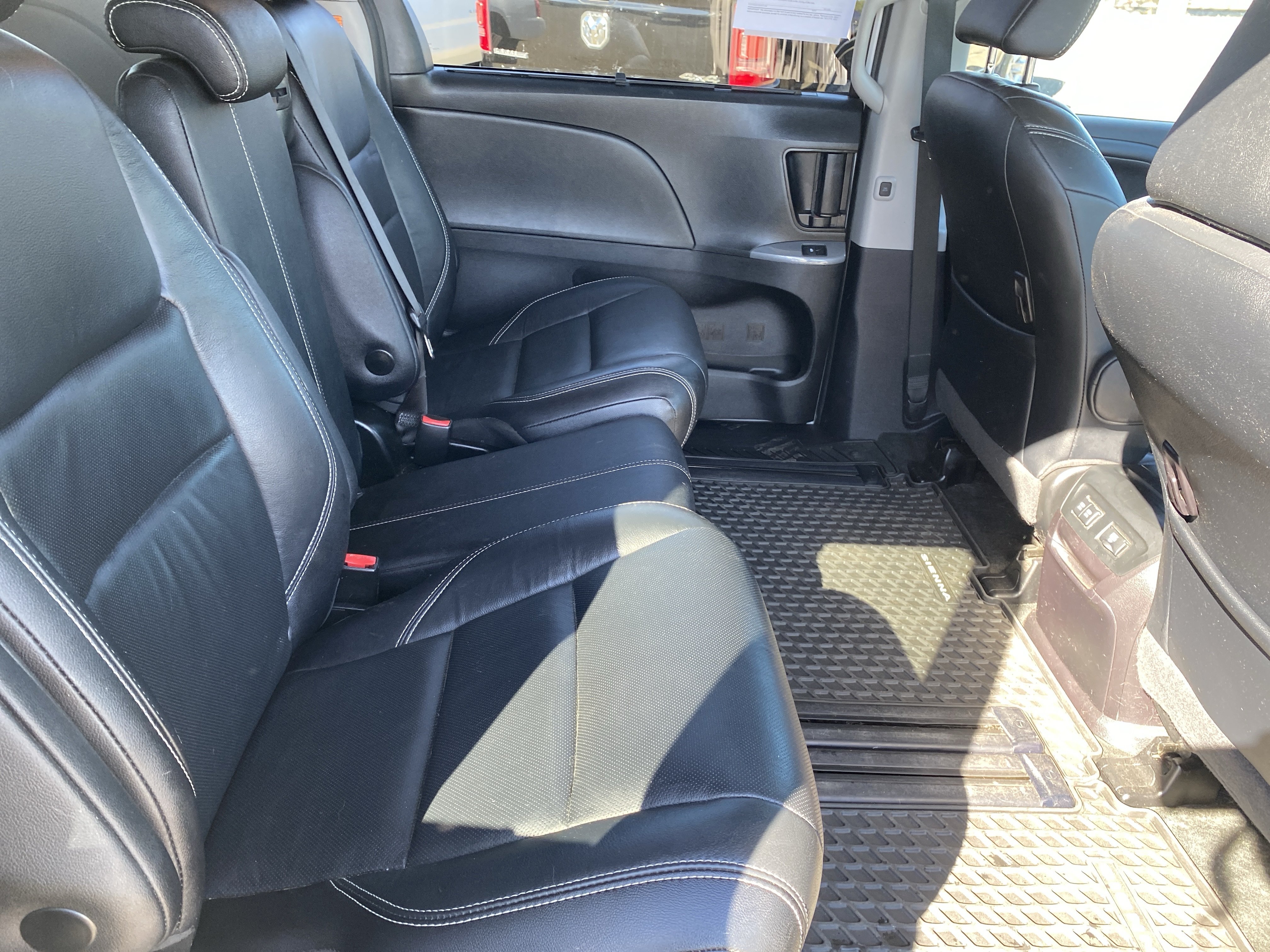 Used 2018 Toyota Sienna SE FWD image 25
