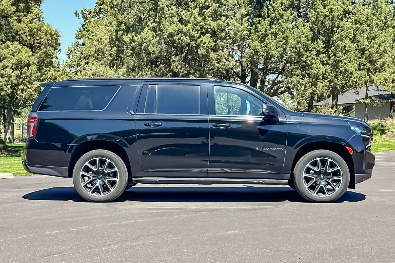 Used 2024 Chevrolet Suburban RST w/ Luxury Package AWD/4WD image 3