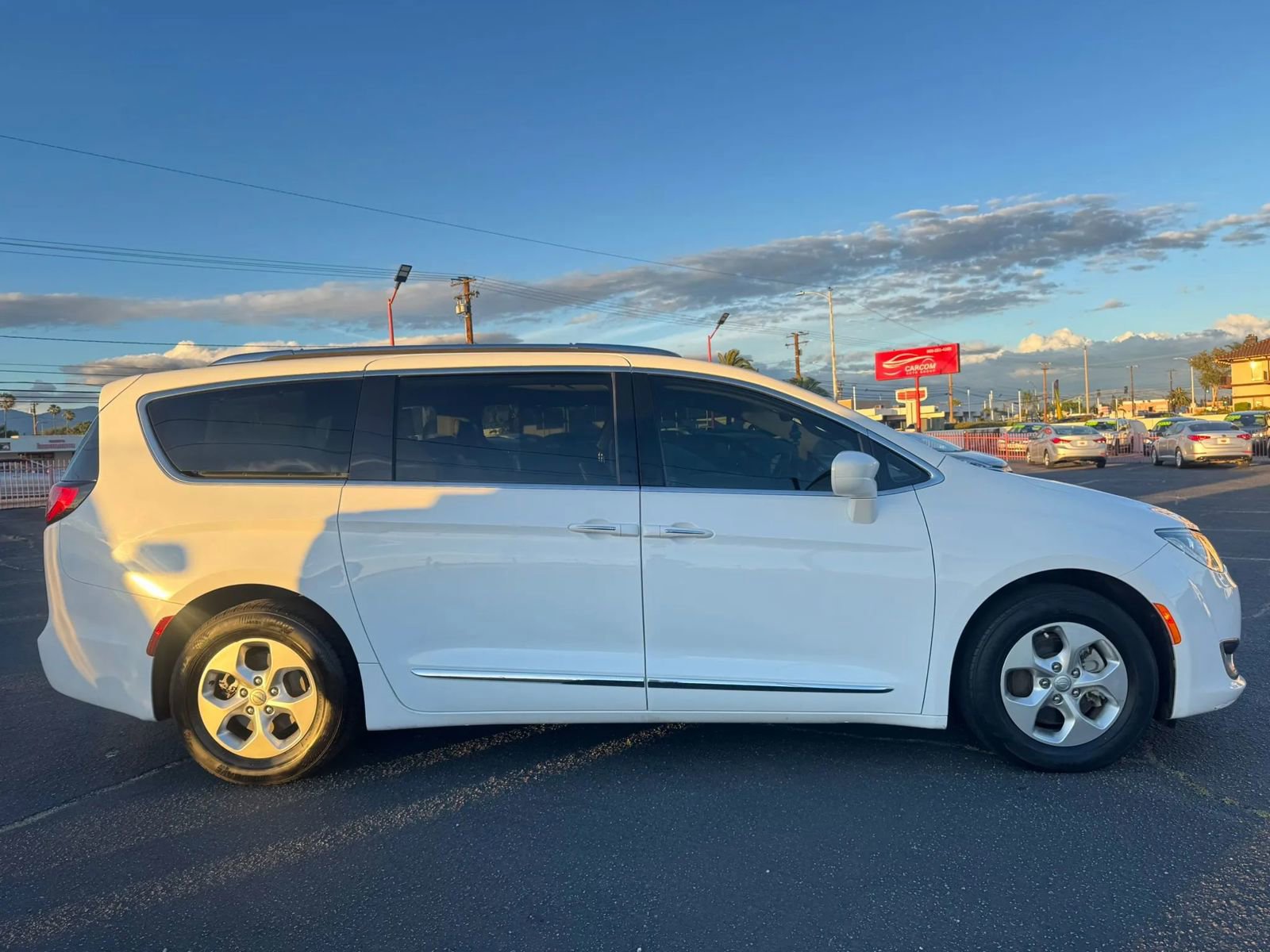 Used 2017 Chrysler Pacifica Touring-L Plus FWD image 12