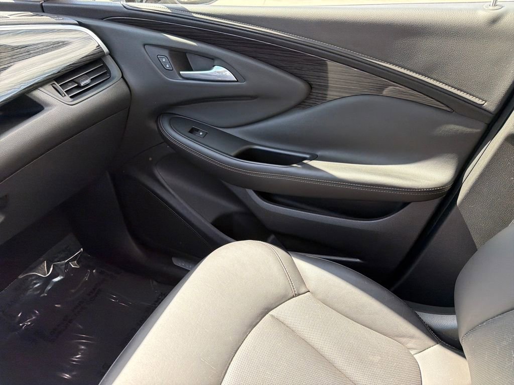 Used 2017 Buick Envision Essence FWD image 27