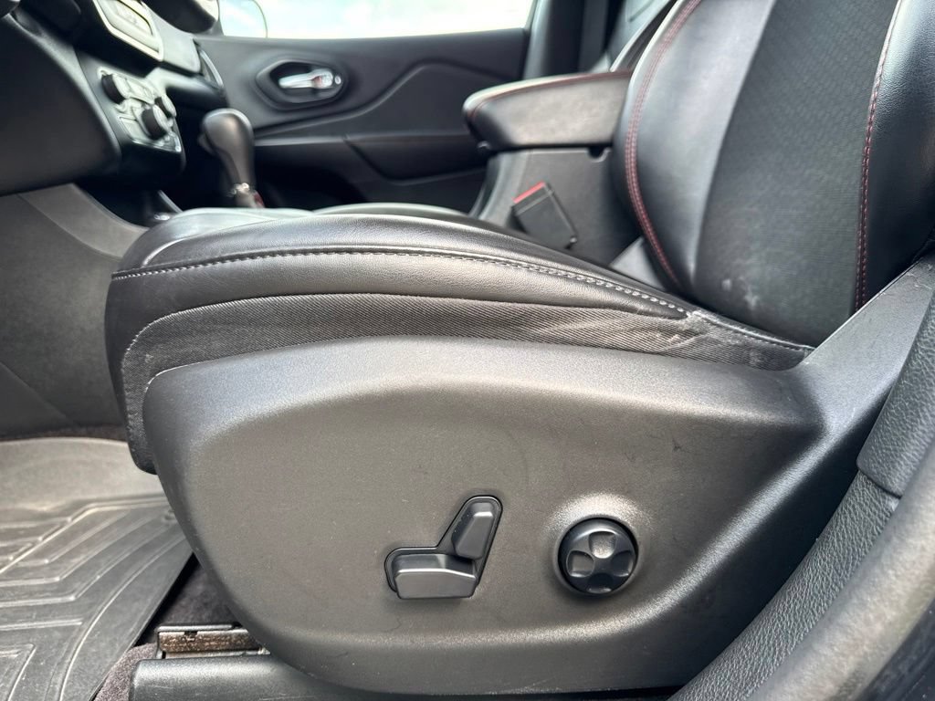 Used 2019 Jeep Cherokee Trailhawk w/ Cold Weather Group AWD/4WD image 28