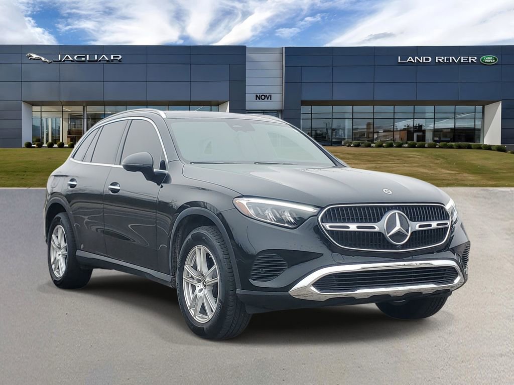 Used 2025 Mercedes-Benz GLC 300 4MATIC image 2