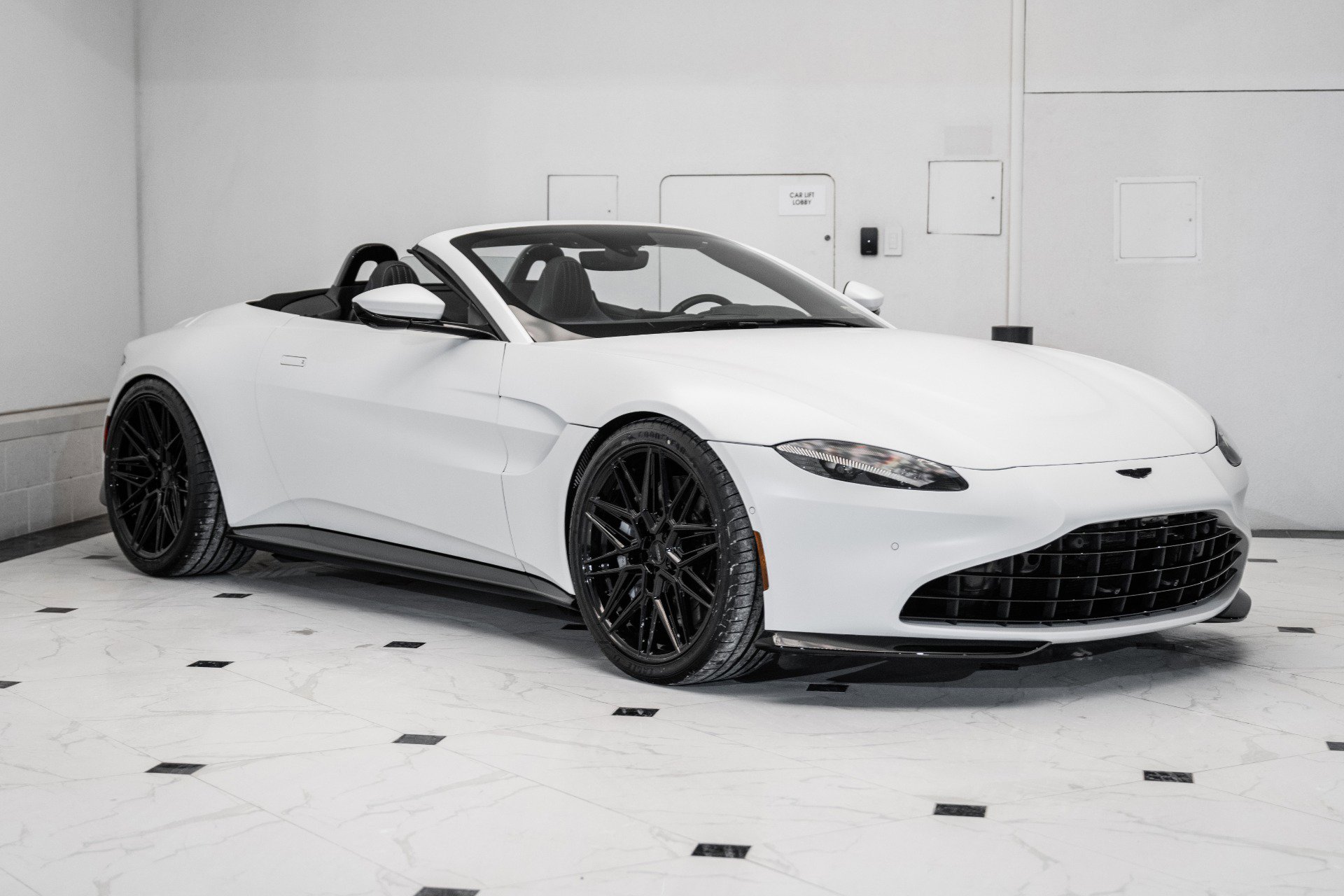 Used 2023 Aston Martin V8 Vantage Roadster image 1
