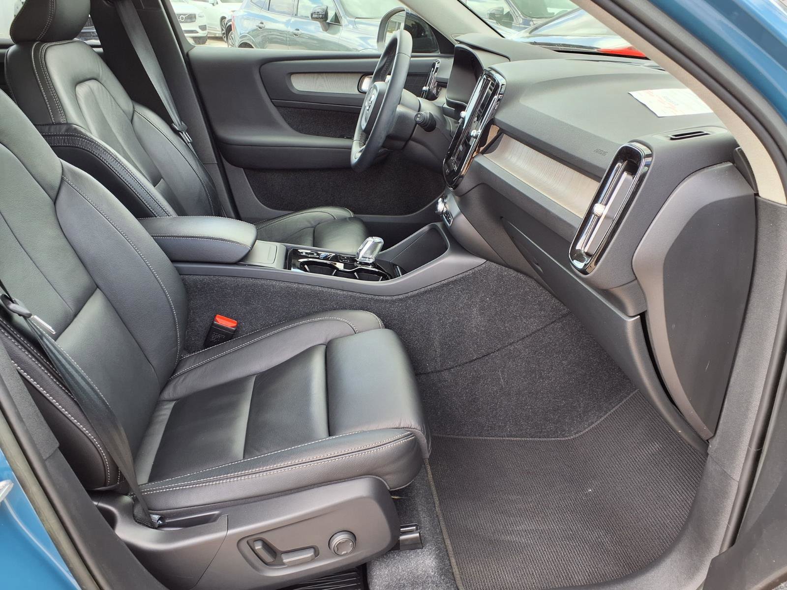 Used 2023 Volvo XC40 B5 Plus image 11