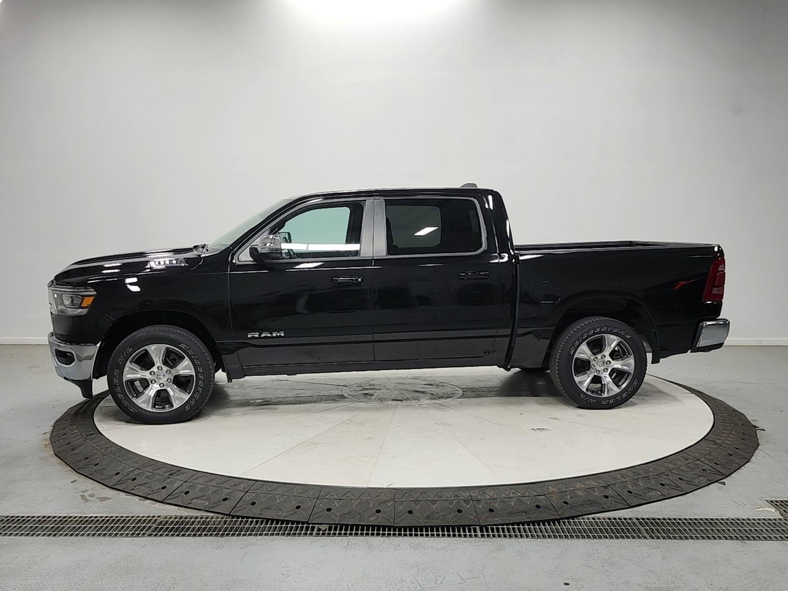 Used 2023 RAM 1500 Laramie AWD/4WD image 4