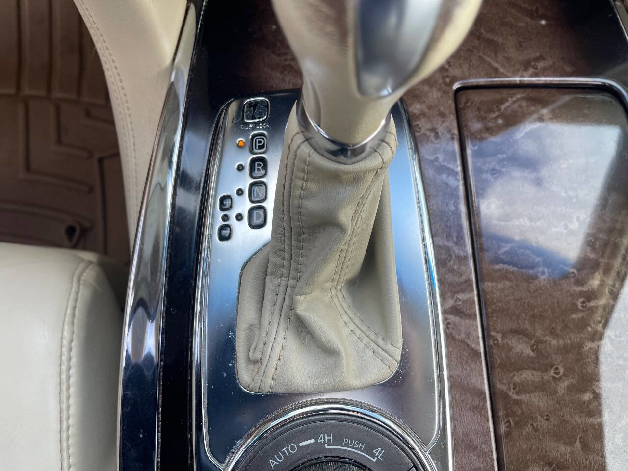 Used 2011 INFINITI QX56 Base 4x4 4dr SUV w/ Deluxe Touring Pkg image 17