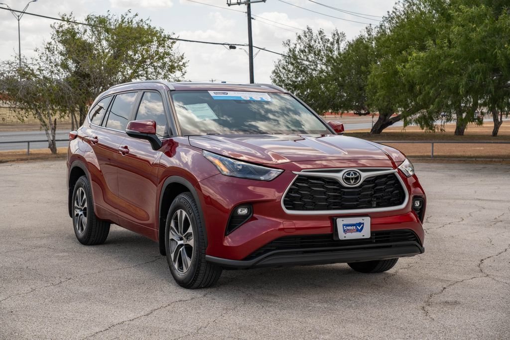 Used 2023 Toyota Highlander XLE FWD image 2