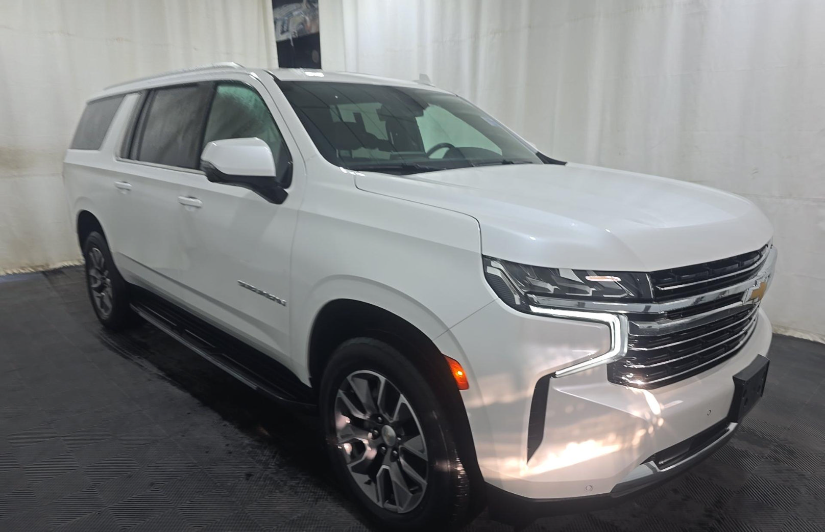 Used 2023 Chevrolet Suburban LT w/ Luxury Package AWD/4WD image 3