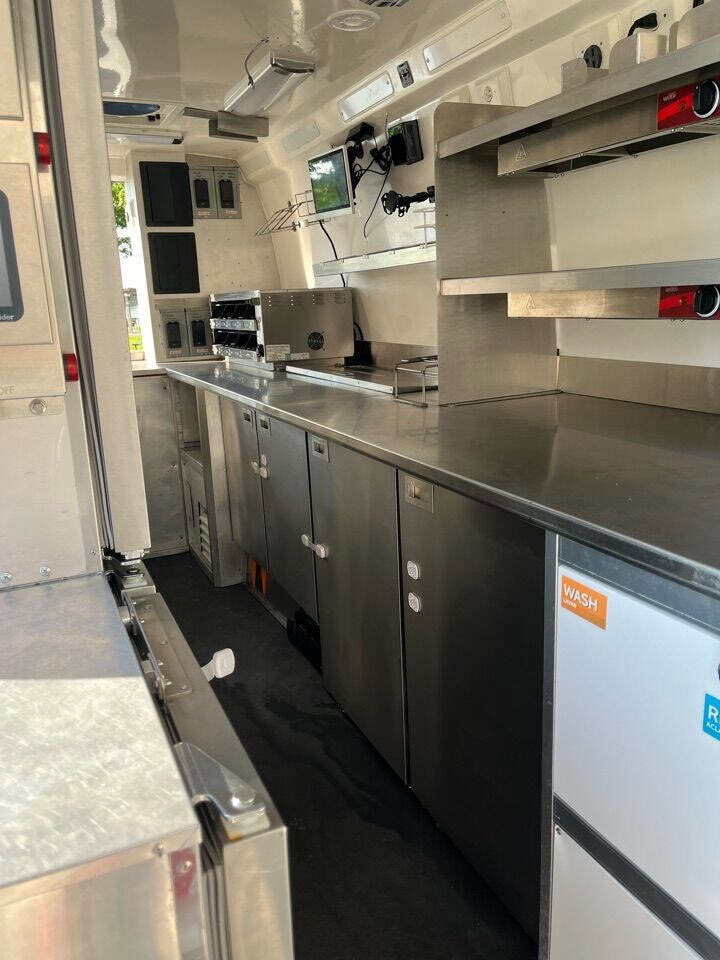 Used 2022 Mercedes-Benz Sprinter 4500 image 24