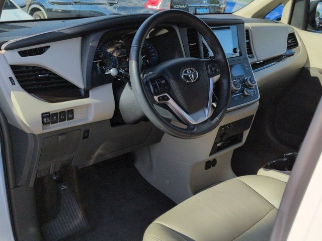 Certified 2017 Toyota Sienna XLE Premium FWD image 9