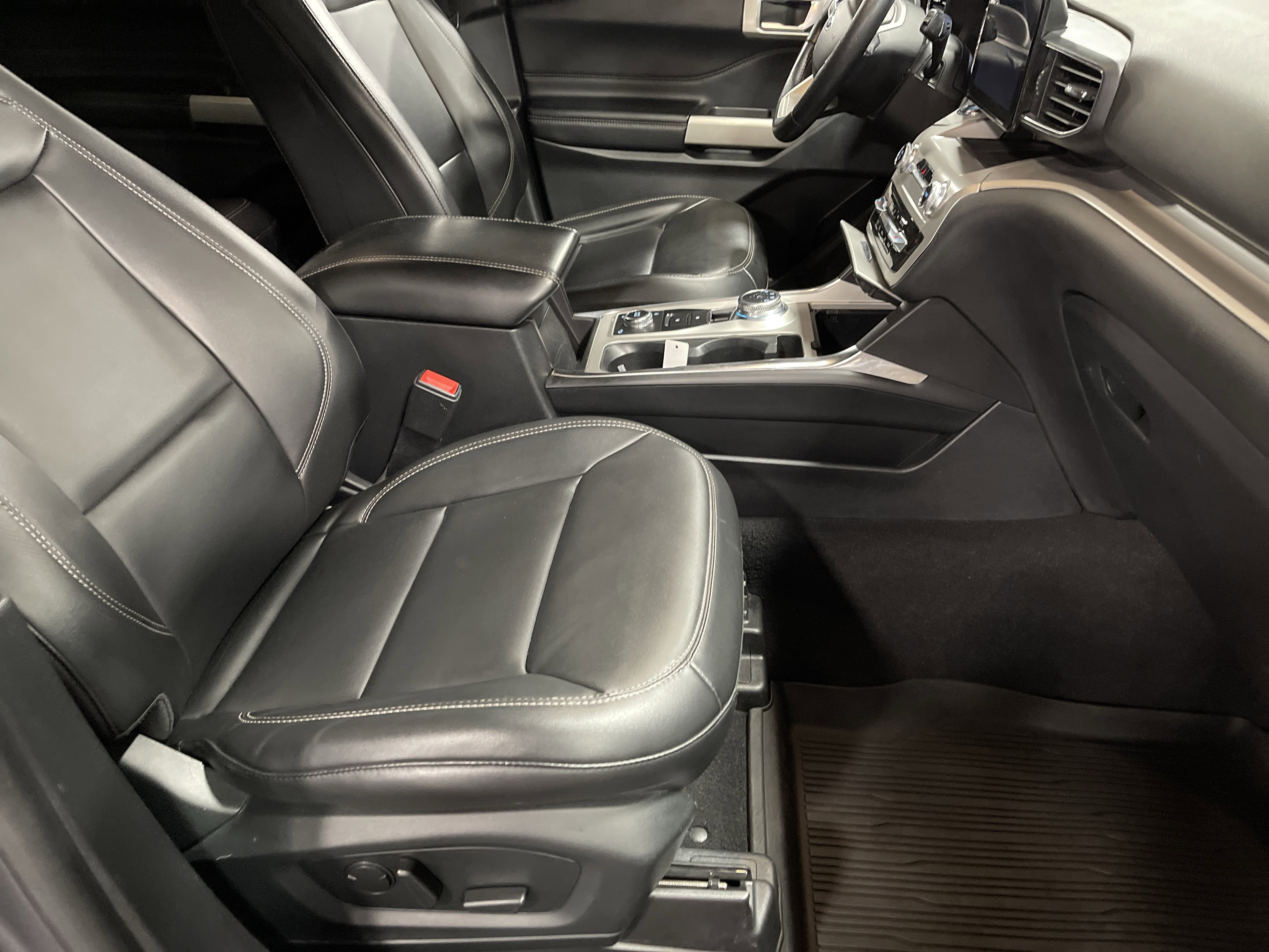 Used 2022 Ford Explorer XLT w/ Equipment Group 202A image 14