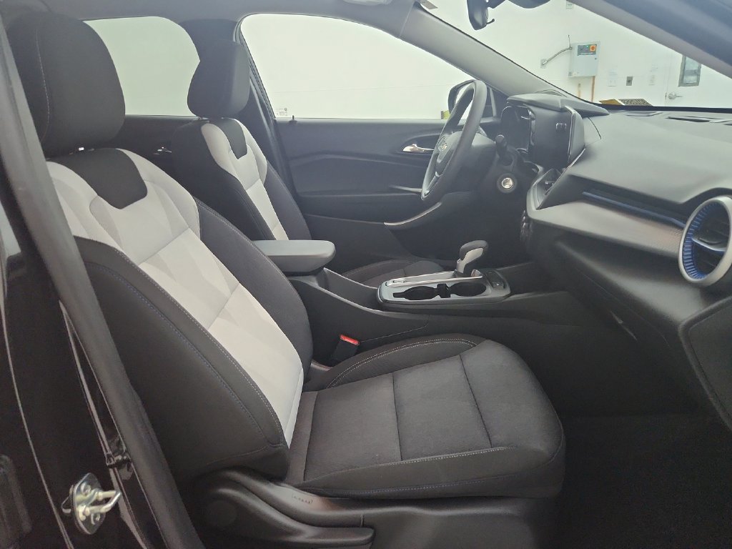 Used 2026 Chevrolet Trax LS w/ LS Convenience Package FWD image 35