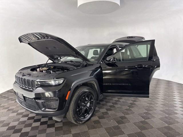 Used 2024 Jeep Grand Cherokee Altitude image 11