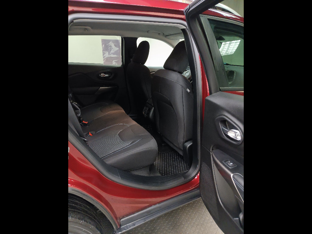 Used 2020 Jeep Cherokee Latitude w/ Cold Weather Group image 17