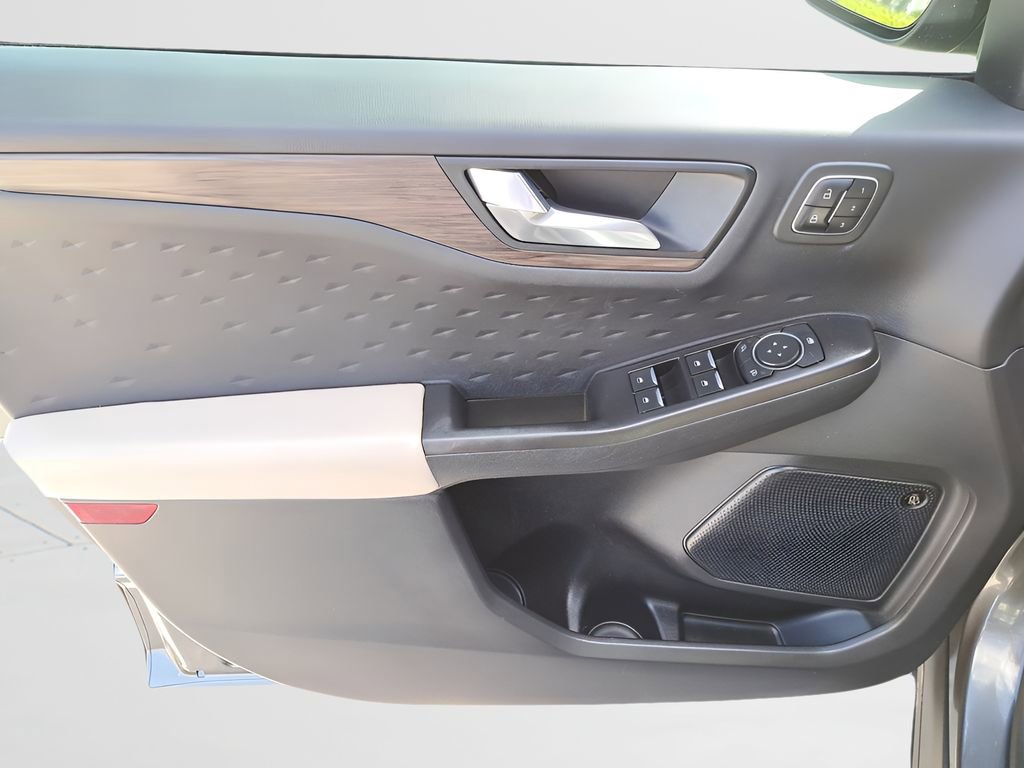 Used 2020 Ford Escape Titanium image 14