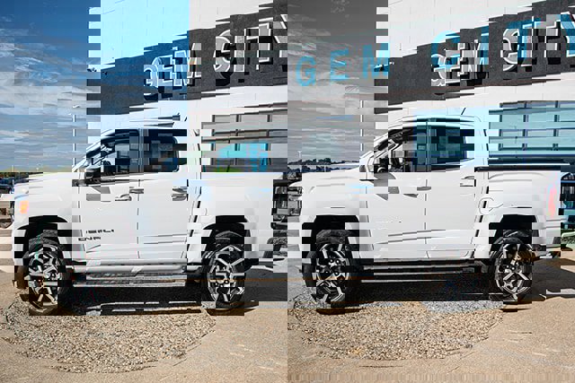 Used 2022 GMC Canyon Denali image 2