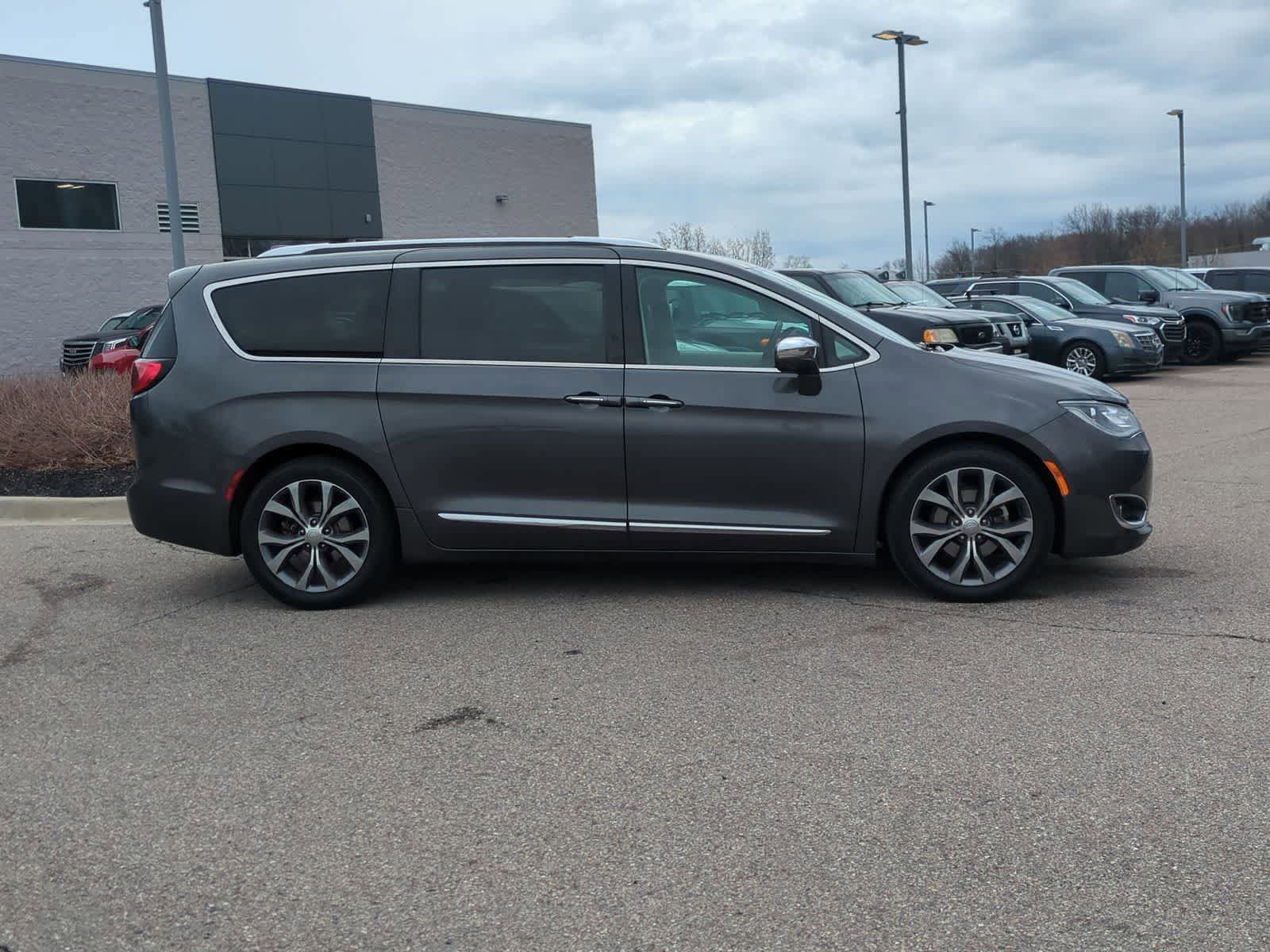 Used 2018 Chrysler Pacifica Limited w/ Tire & Wheel Group FWD image 9