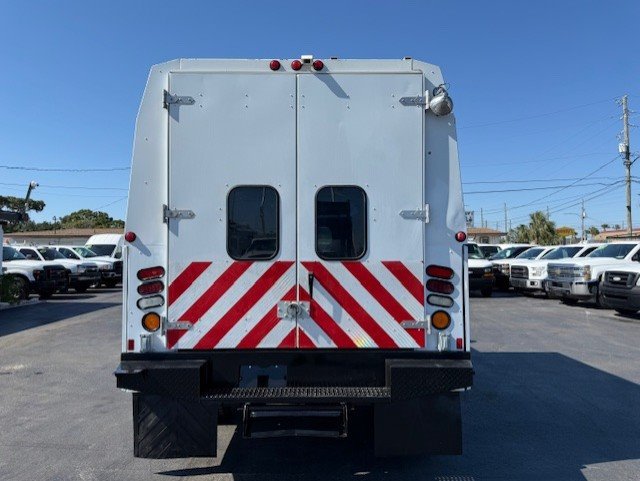 Used 2009 Ford F550 2WD Regular Cab Super Duty image 6