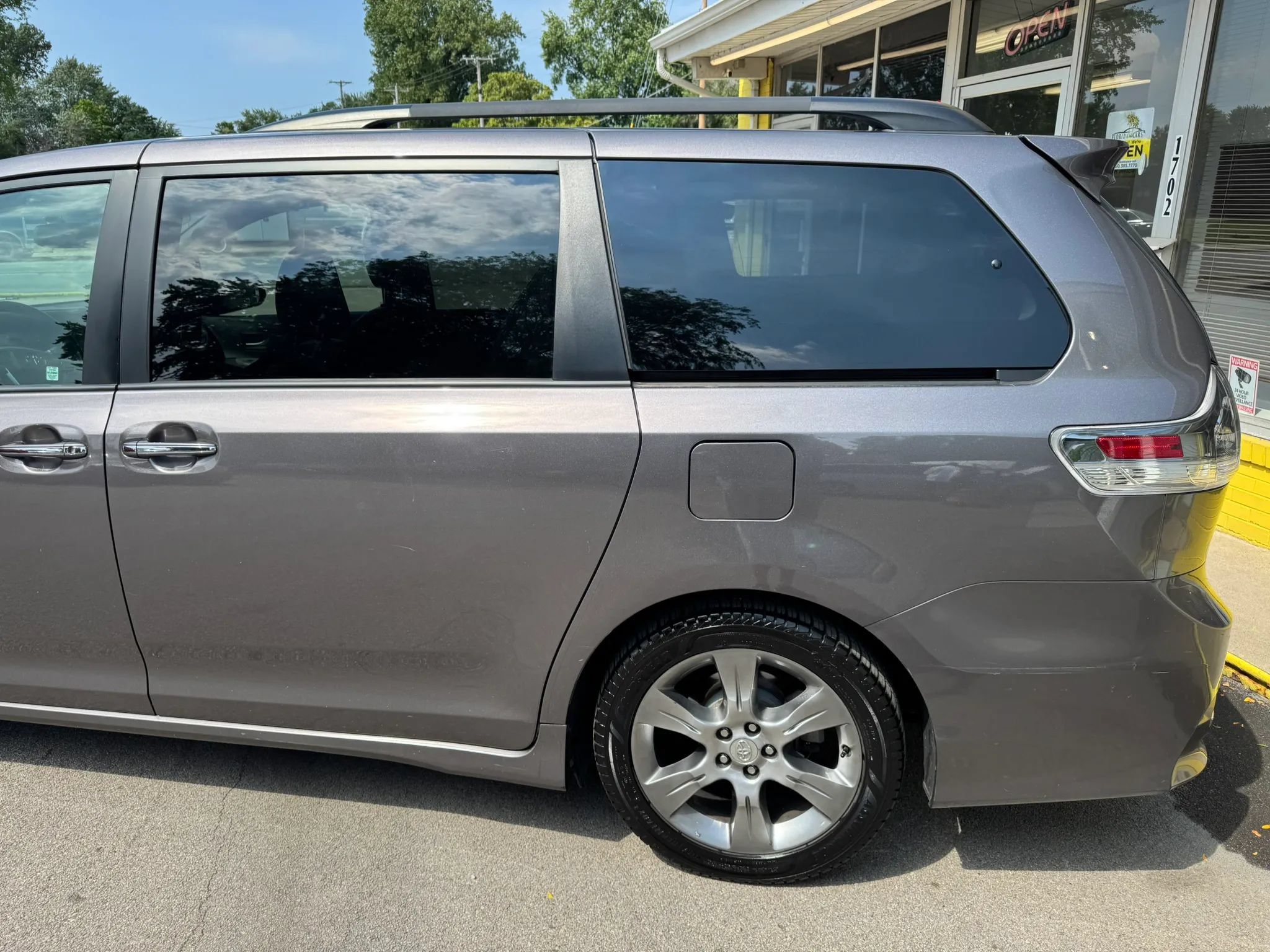 Used 2015 Toyota Sienna SE w/ SE Preferred Package FWD image 5