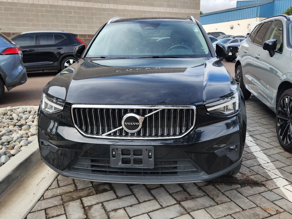 Used 2023 Volvo XC40 B5 Plus AWD/4WD image 3