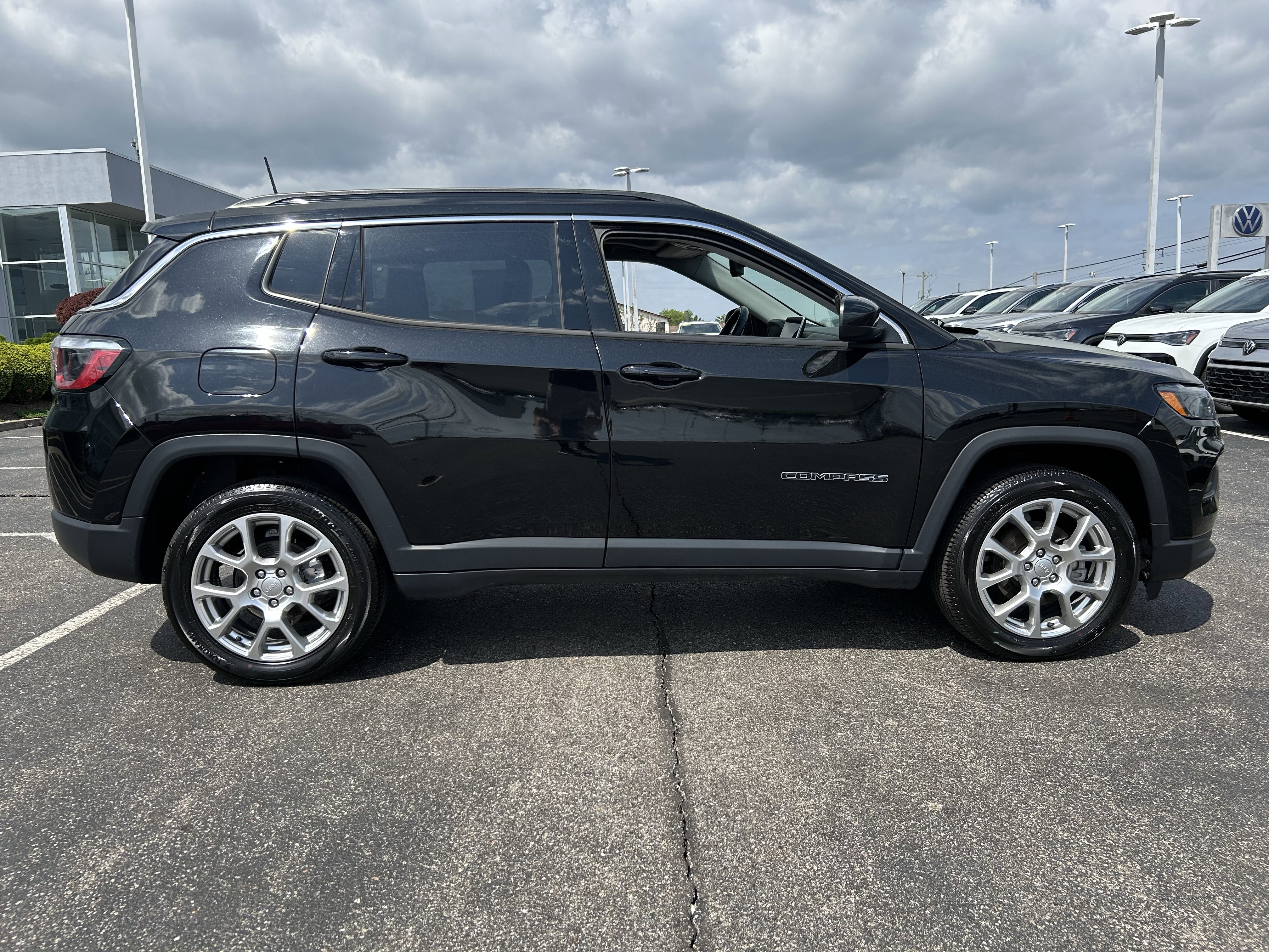 Used 2022 Jeep Compass Latitude w/ Sun and Sound Group AWD/4WD image 8